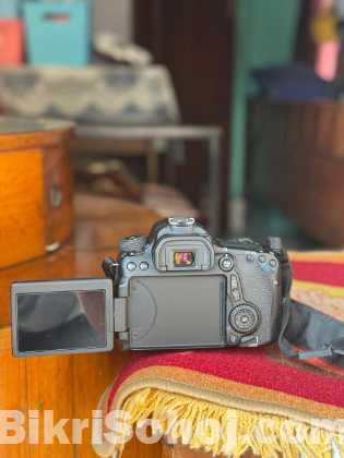 Canon 70D Camera + 15-55 lens Battery Grip 2 & Memory Card